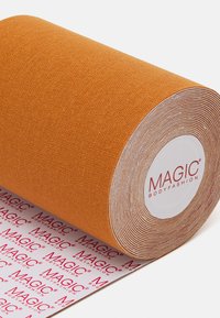 Narančasta tkanina u rolni s teksturiranom površinom, s bijelim jezgrom označenim "MAGIC BODYFASHION" u crvenoj boji. Pozadina prikazuje papir s uzorkom i logotipom brenda.