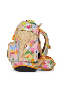 Zaino con una base beige e un motivo a pois colorati in rosa, verde e blu. Presenta dettagli arancioni e una toppa a forma di volpe circolare.