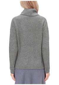 Grau gestrickter Pullover mit hohem Kragen, gerippter Textur und langen Ärmeln. Verfügt über nahtlose Schultern und eine taillierte Passform.