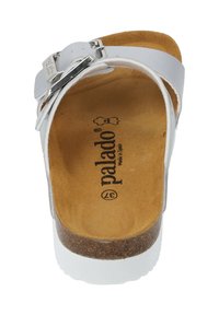 Sandal bianca con cinturini sottili e fibbia argentata. Suola interna in sughero imbottita e superficie interna texturizzata, evidenziata da una suola in gomma bianca.