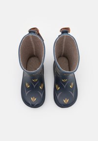 Bottes de pluie en caoutchouc bleues avec un motif floral en or et gris foncé, dotées d'une doublure douce marron et de bandes d'accent marron près du haut.