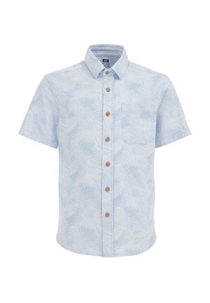 Camisa de manga corta azul claro con patrón sutil de hojas de palma blancas, botones marrones y un bolsillo en el pecho izquierdo.