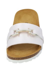 Witte slide-sandalen met een brede band met een gouden kettingaccent, kurken voetbed en getextureerde tan binnenzool. Rubberen buitenzool voor grip.