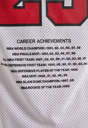 Hvid mesh-trøje med røde accenter, der har trykte karrierebedrifter i sort tekst, inklusive NBA-titler og priser.