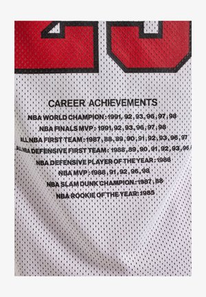 Weißes Mesh-Trikot mit roten Akzenten, das gedruckte Karriereleistungen in schwarzer Schrift zeigt, darunter NBA-Titel und Auszeichnungen.