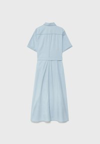 Vaaleansininen farkumekko, jossa on lyhyet hihat, kaulus, kapeat hihat ja pitkä hame. Ominaisuuksiin kuuluu pystysuora ompelu ja rento leikkaus.