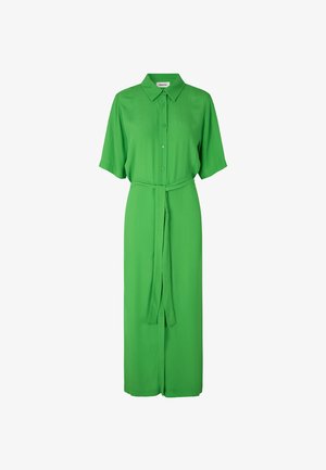 Zelené šaty do pol pása s hladkým materiálom, krátkymi rukávmi, zapínaním na gombíky na prednej strane a opaskom na viazanie pre definovanie postavy.