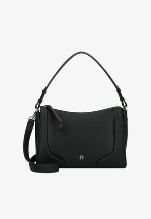 Bolso de mano de cuero negro con una forma estructurada, superficie texturizada, un asa corta y una correa de hombro ajustable. Presenta un detalle de logo dorado.