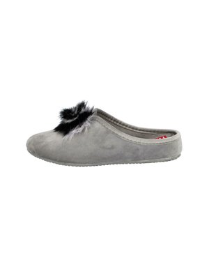 Zapatilla gris tipo slip-on con tela suave, suela plana y decoración de pompones esponjosos en negro y gris encima.