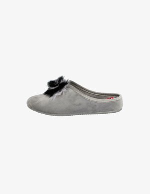Zapatilla gris tipo slip-on con tela suave, suela plana y decoración de pompones esponjosos en negro y gris encima.