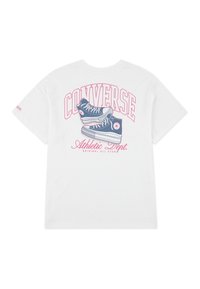 T-shirt blanc avec un graphisme de baskets Converse bleues et un texte rose indiquant "CONVERSE Athletic Dept. Original All Star" au dos.