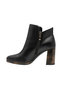 Bottine noire en cuir avec fermeture éclair latérale et talon en bloc texturé dans un motif serpent brun foncé.