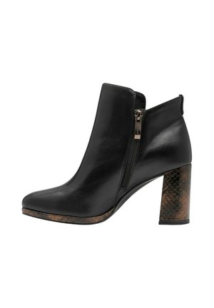 Bottine noire en cuir avec fermeture éclair latérale et talon en bloc texturé dans un motif serpent brun foncé.