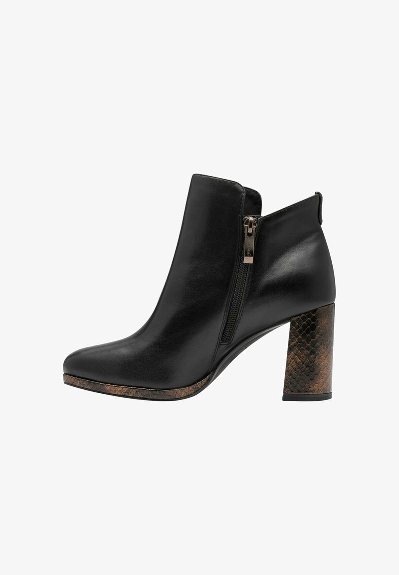 Bottine noire en cuir avec fermeture éclair latérale et talon en bloc texturé dans un motif serpent brun foncé.