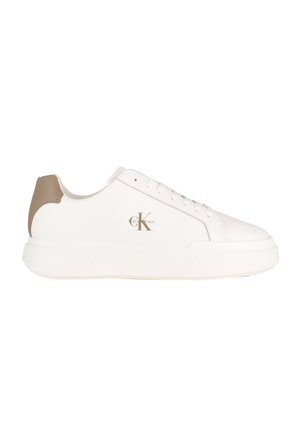 Sneaker bianca low-top con linguetta beige sul tallone, lacci bianchi, suola spessa e logo "ck" di Calvin Klein sul lato.