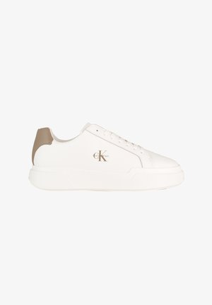 Sneaker bianca low-top con linguetta beige sul tallone, lacci bianchi, suola spessa e logo "ck" di Calvin Klein sul lato.