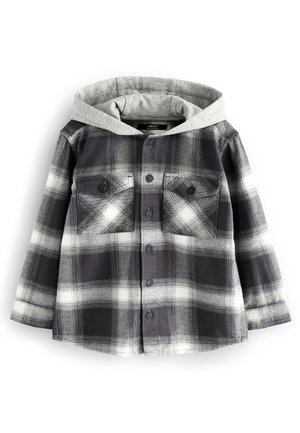 Chemise à carreaux noir et blanc avec boutons, deux poches avant boutonnées et capuche gris clair attachée.