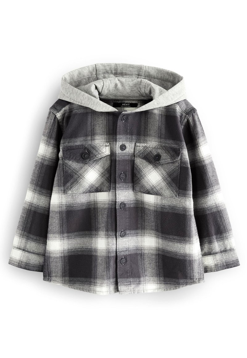 Chemise à carreaux noir et blanc avec boutons, deux poches avant boutonnées et capuche gris clair attachée.