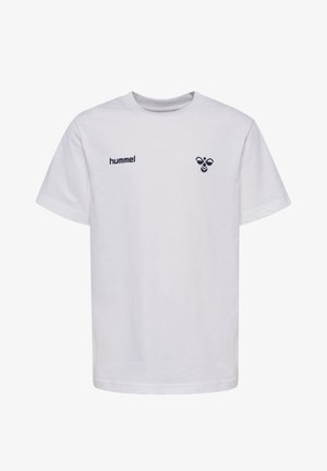 To børn står side om side iført hvide hummel t-shirts, denimshorts og hvide sokker mod en ensfarvet baggrund.
