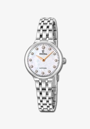 Srebrna ura Festina z zapestnim pasom iz povezanih kovinskih členov, belim številčnico iz morske deklice, zlato kazalci in kristalnimi oznakami za ure, ki kaže čas 1:10.