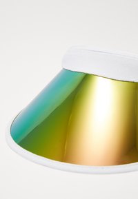 Pălărie cu vizor, având o margine largă, iridescentă, cu nuanțe de verde și aur, înconjurată de o bandă moale din țesătură albă pentru confort și ajustare.