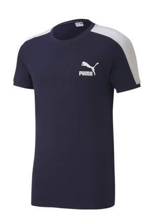Granatowy t-shirt z krótkim rękawem, białymi panelami na ramionach i białym logo Puma na lewej piersi.