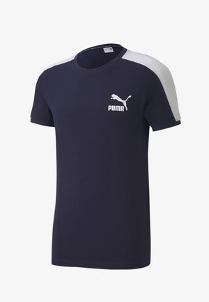 Marineblaues T-Shirt mit kurzen Ärmeln, weißen Schulterpaneelen und weißem Puma-Logo auf der linken Brust.