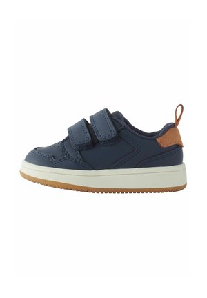Baskets bleu marine avec deux bandes Velcro, semelle intermédiaire blanche et accent en suède marron au talon. Design léger avec semelle en caoutchouc.