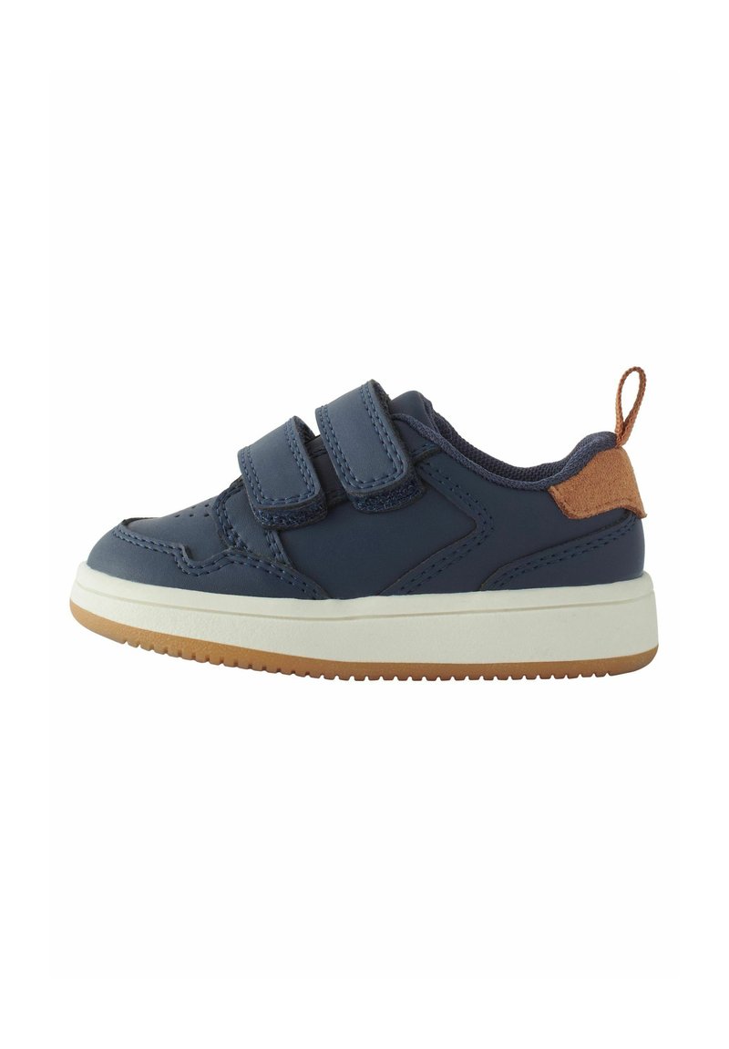Marineblaue Sneaker mit zwei Klettverschlussriemen, weißer Mittelsohle und braunem Wildlederakzent an der Ferse. Leichtes Design mit Gummisohle.
