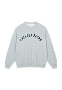 Šedá mikina s kulatým výstřihem, s námořnickým textem "CHELSEA PEERS" v oblouku a "EST. 2012" pod tím. Pružné manžety a lem.