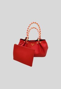 Borsa a mano in pelle rossa con manici intrecciati, hardware dorato e una pochette con cerniera staccabile dello stesso rosso. Superficie texture, forma arrotondata.