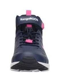 Blaue synthetische Sportschuh mit strukturiertem Obermaterial, rosa Akzenten, Schnürsenkeln und Riemen. Verfügt über eine weiße Sohle und eine schwarze Gummilaufsohle.
