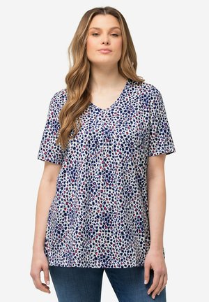 Weißes Kurzarm-V-Ausschnitt-Top mit navyblauem und rotem Blumenmuster. Leichter Stoff, lockere Passform, mit sanften Falten am Ausschnitt.