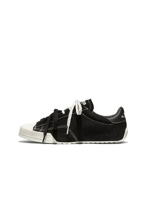 Czarny, niski sneaker z białym gumowym noskiem, kontrastowymi białymi i czarnymi sznurowadłami oraz białym przeszyciem na białym tle.
