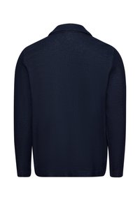 Camiseta de manga larga en color marino con cuello, textura suave y un diseño simple y minimalista sin patrones ni herrajes visibles.