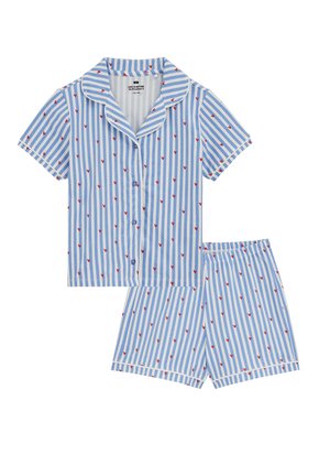 Haut à manches courtes boutonné à rayures verticales bleues et blanches et short assorti à taille élastique avec petits motifs de cœurs rouges.