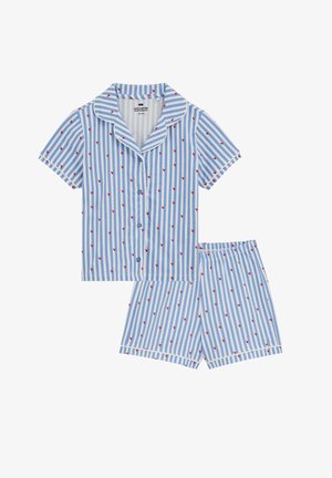 Tricou cu dungi verticale albastre și albe, cu mânecă scurtă și nasturi, și pantaloni scurți asortați cu talie elastică, cu modele mici de inimioare roșii.