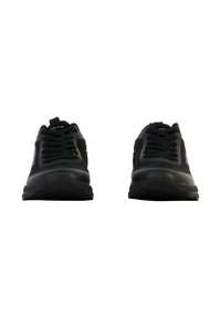 Baskets noires de sport avec une tige en mesh, design classique à lacets, col rembourré et semelle en caoutchouc texturé pour une adhérence optimale.