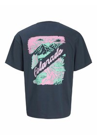 Marineblå kortærmet t-shirt med et grafisk design af bjerge og grønt i pink og mintgrøn. Ordet "Colorado" er inkluderet.