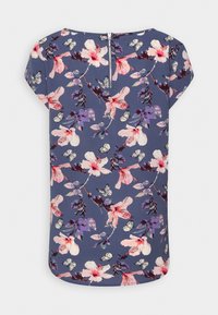 Blouse bleue à manches courtes avec imprimé floral et papillons rose et violet, fermeture éclair visible dans le dos.
