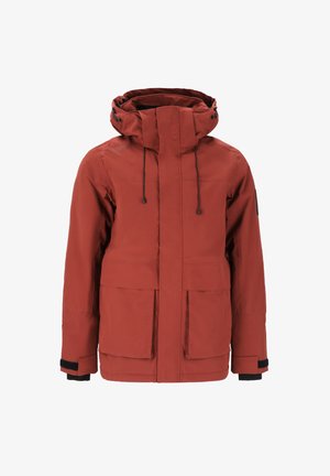 Rode geïsoleerde jas met hoge kraag, verstelbare capuchon, ritssluiting aan de voorkant en twee grote zakken aan de voorkant met zwarte accenten op de manchetten.