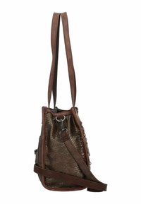 Sac en cuir marron avec des côtés texturés, un design décontracté, de longues anses pour l'épaule et des accents en métal argenté.