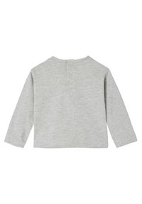 Graues Langarm-T-Shirt aus weichem Stoff, mit einem schlichten Design, rundem Halsausschnitt und drei Knöpfen auf der Rückseite.
