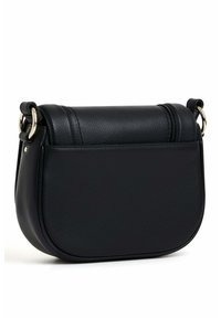 Borsa a tracolla in pelle nera con forma arrotondata, texture liscia e dettagli in metallo dorato. Presenta un design piatto e strutturato senza loghi visibili.