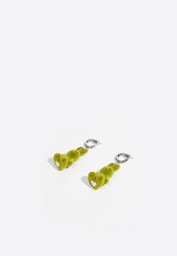 Pendientes en forma de corazón de terciopelo verde con herrajes de plata. Incluyen una superficie texturizada y un pequeño detalle en forma de corazón en un costado.