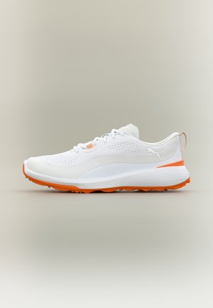 Valge spordijalats oranži tallaga ja detailidega, paeltega, külje peal Puma logo, neutraalse taustaga.