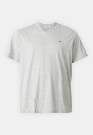 Hellgraues T-Shirt mit kurzen Ärmeln und V-Ausschnitt, dezente melierte Textur und kleines grünes Krokodil-Logo auf der linken Brust.