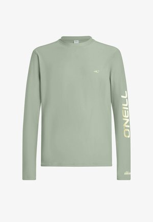 Hellgrünes Langarmhemd mit O'Neill-Logo auf der Brust und großem O'Neill-Schriftzug auf dem rechten Ärmel.