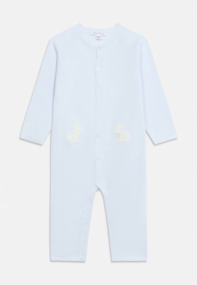 Világoskék, hosszú ujjú baba kombidressz elülső patentokkal, két fehér nyuszi applikációval a derékrész közelében.