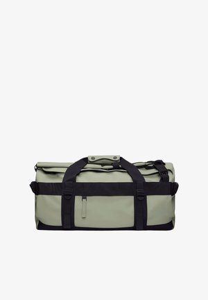 Sac de voyage étanche vert avec des sangles et des accents noirs. Dispose d'une fermeture roulée et d'une poche avant avec une fermeture éclair verticale. Matériau durable.